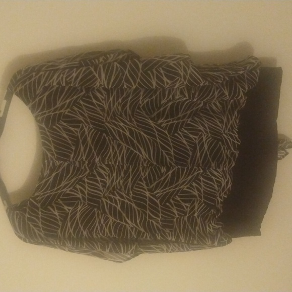 Black and white ALYX blouse open slit in front and back of blouse. - Picture 5 of 8